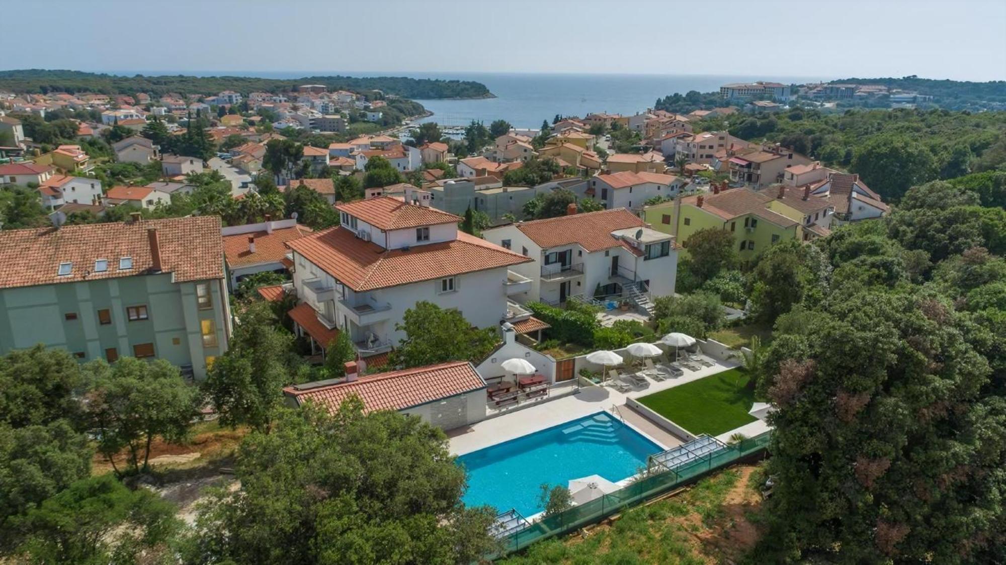 Apartment Mit Gemeinschaftlichem Pool Und Grill
