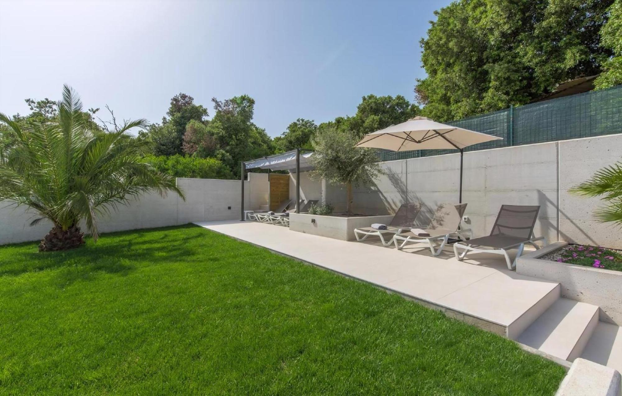 Mit Gemeinschaftlichem Pool Und Grill Apartment