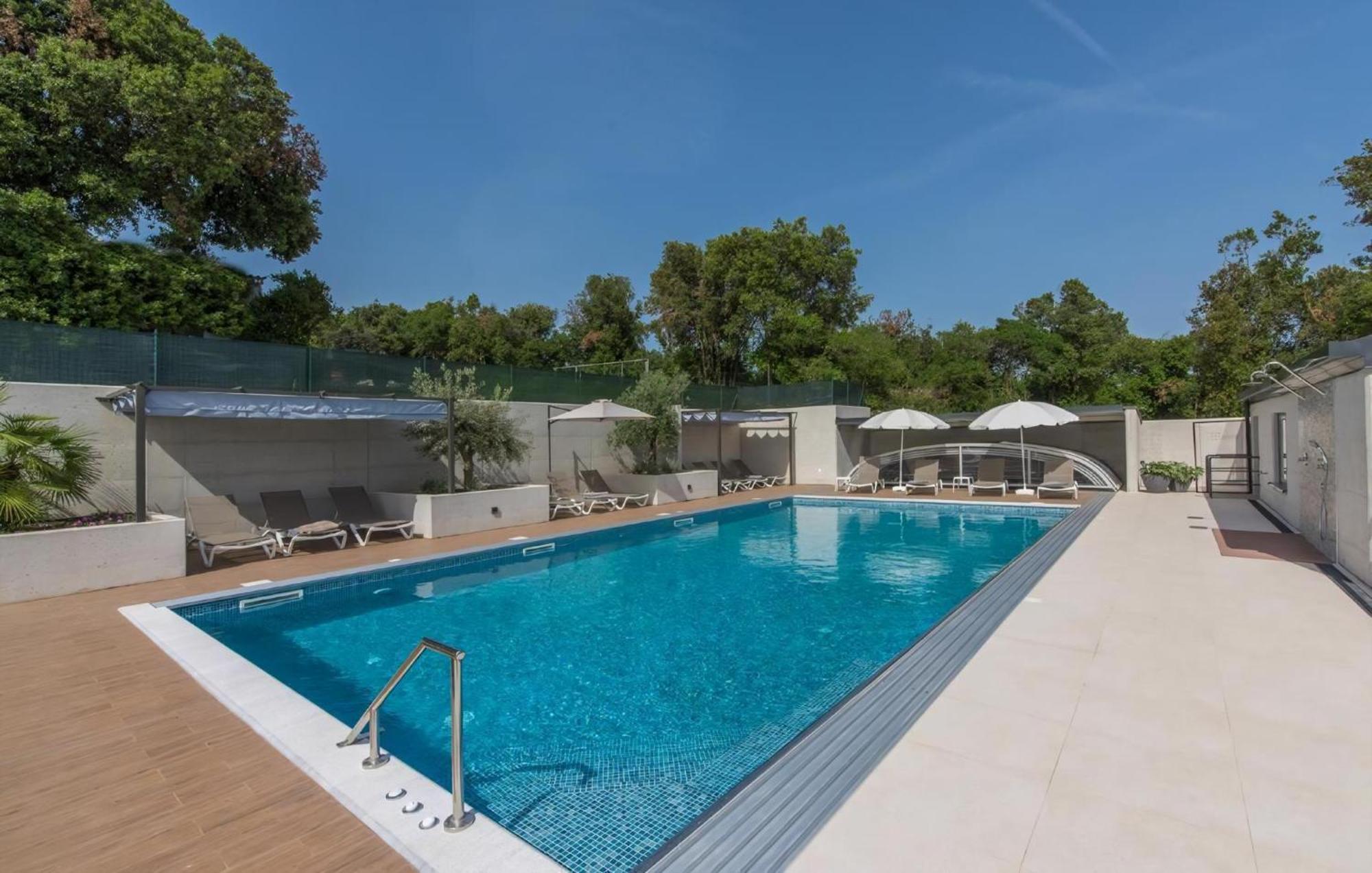 Mit Gemeinschaftlichem Pool Und Grill Apartment Pula